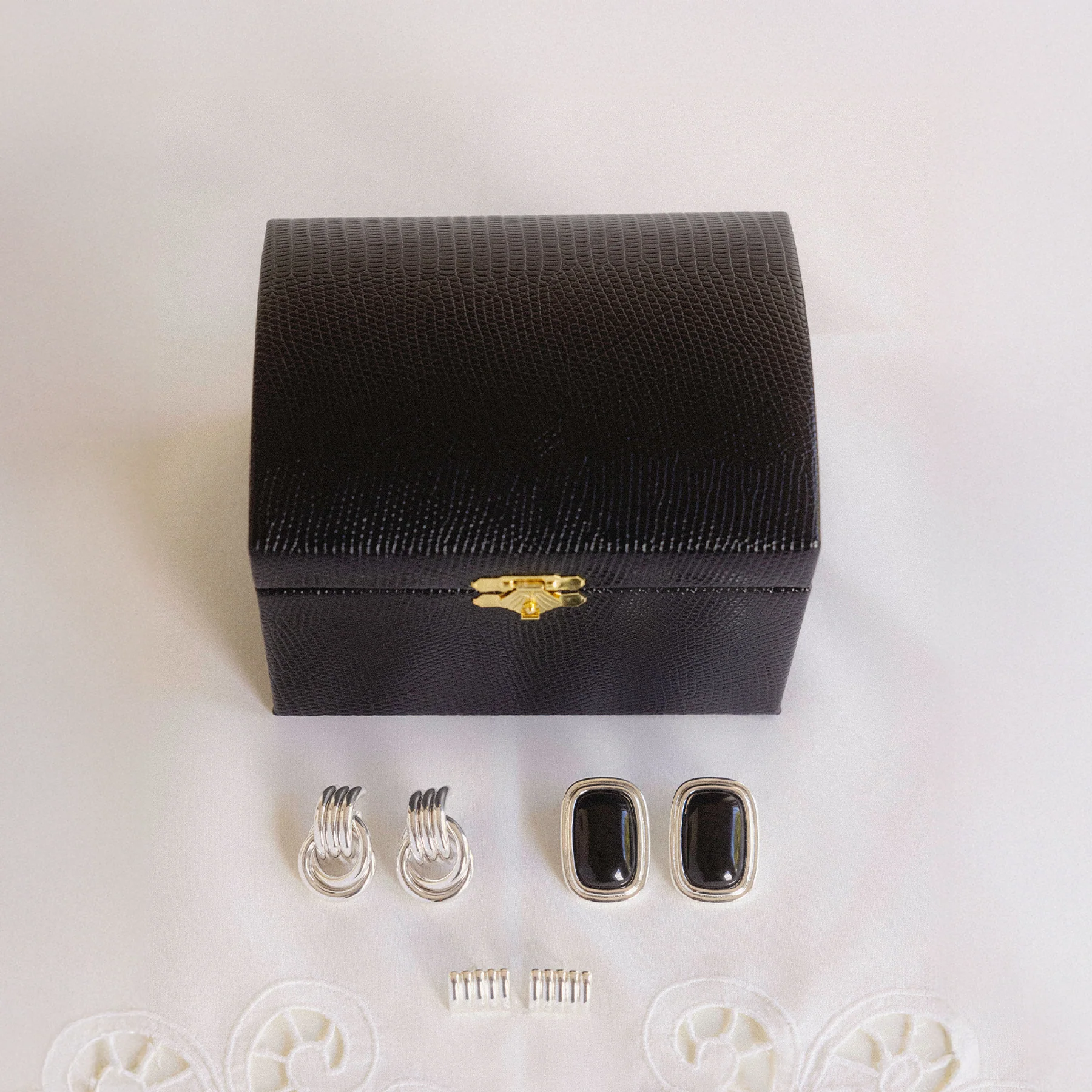 VINTAGE JEWELRY TRAVEL CASE - Image 3